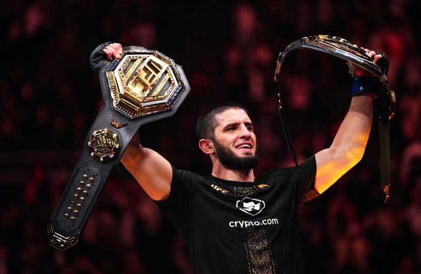 إسلام ماخاتشيف يدخل التاريخ بعد فوزه بلقب وزن الويلتر في UFC 322