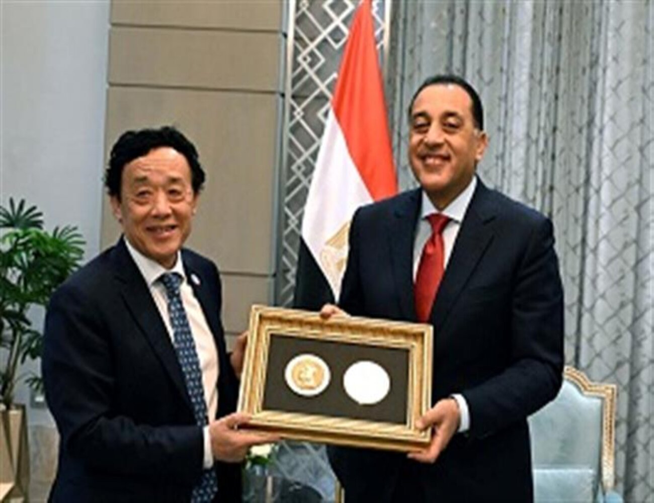 رئيس الوزراء يتسلم ميدالية أغريكولا نيابة عن الرئيس السيسي من مدير عام الفاو