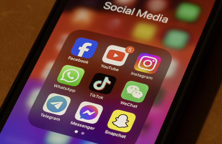 واشنطن تخطط لطلب سجلات وسائل التواصل الاجتماعي من جميع السائحين الأجانب