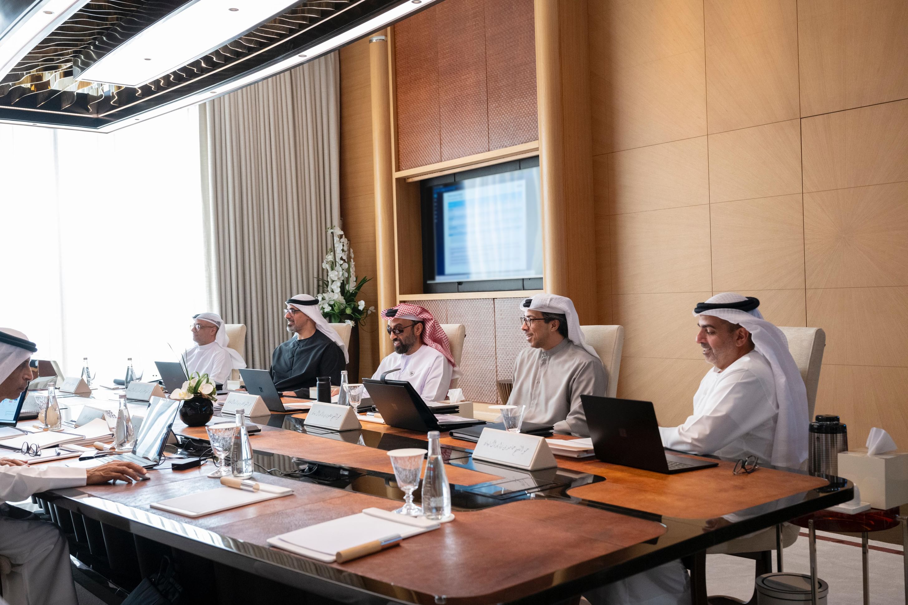 الشيخ خالد بن محمد بن زايد يشارك في اجتماع مجلس إدارة جهاز أبوظبي للاستثمار برئاسة الشيخ طحنون بن زايد