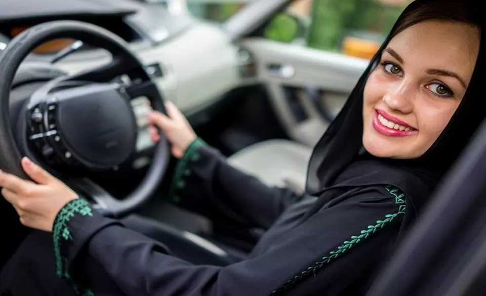 طريقة إزالة رائحة البنزين من السيارة