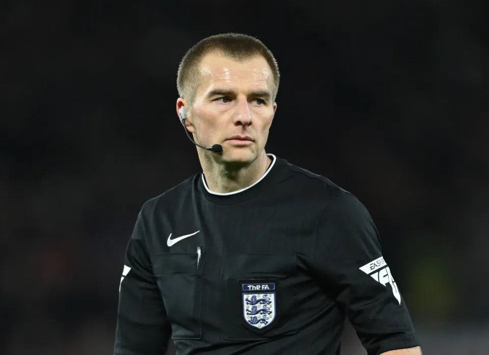 استبعاد حكم "VAR" مايكل سالزبوري من مباراة ليفربول وأرسنال