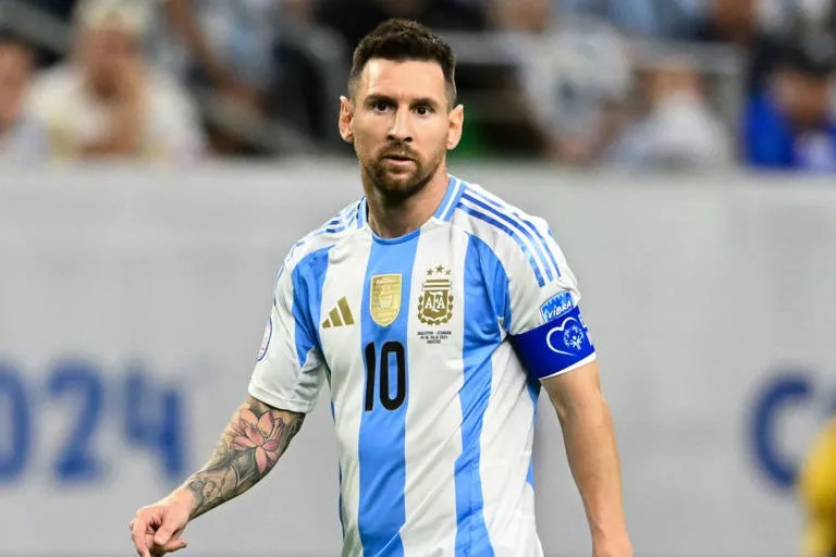 ميسي يتألق ويقود