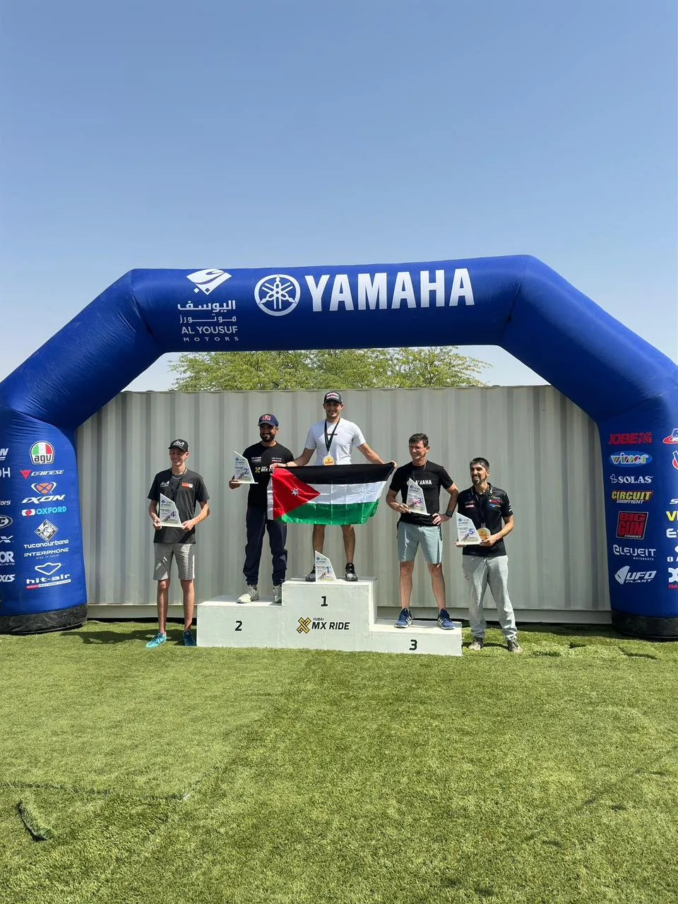 سطر البطل الأردني عبدالله السبع اسمه بأحرف من ذهب بعد فوزه بلقب بطولة دبي إندوروكروس لموسم 2024 – 2025، التي تُعد من أقوى البطولات في المنطقة، بمشاركة نخبة من المتسابقين من مختلف الجنسيات.  البطولة، التي امتدت على مدار سبعة أشهر وشملت سبع جولات متتالية في دبي، شهدت منافسات قوية وحماسية بين المتسابقين، حيث تمكن السبع من حسم المركز الأول في الترتيب العام بعد منافسه مثيره مع البريطاني جون كيرك، الذي حل في المركز الثاني، فيما جاء الإيطالي جيانلوكا هولدر في المركز الثالث.  وكان السبع قد أقام في دبي خلال فترة الب