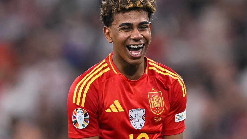 لامين يامال: أحلم بالبطولات