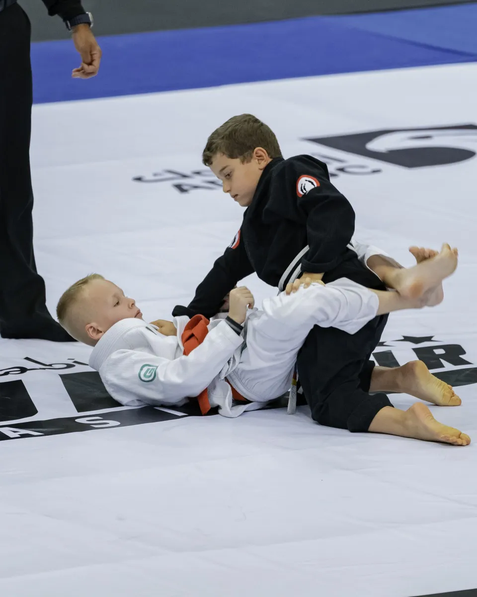 الإمارات تصل إلى 200