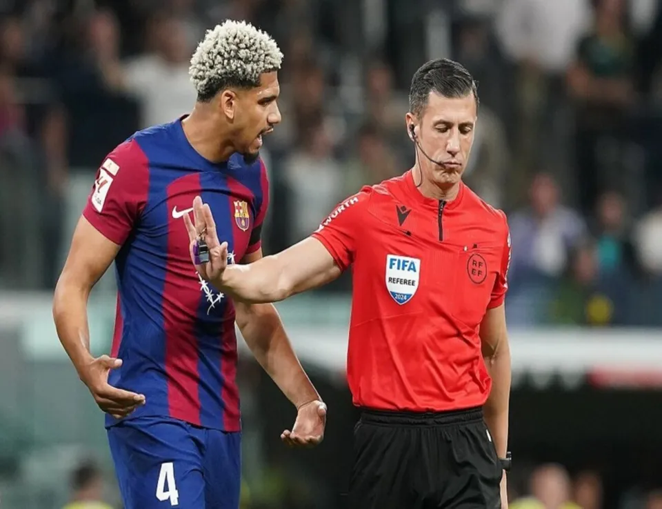 سوتو غرادو حكماً لكلاسيكو ريال مدريد وبرشلونة في سانتياغو برنابيو