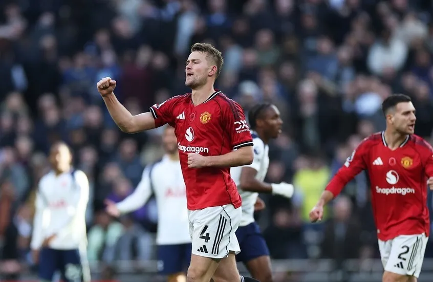 مانشستر يونايتد يخطف التعادل من توتنهام في الوقت القاتل