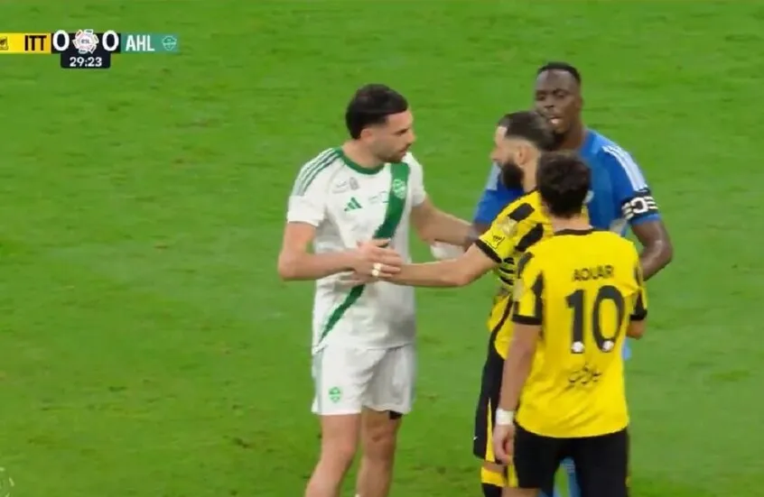 اشتباك حاد بين حسام عوار وديميرال يشعل "ديربي جدة"