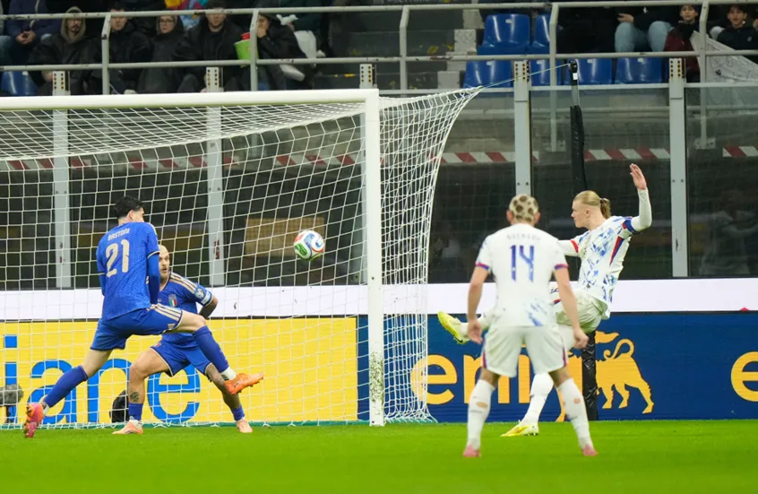 هالاند يقود النرويج إلى كأس العالم بعد سحق إيطاليا 4-1 في ميلانو