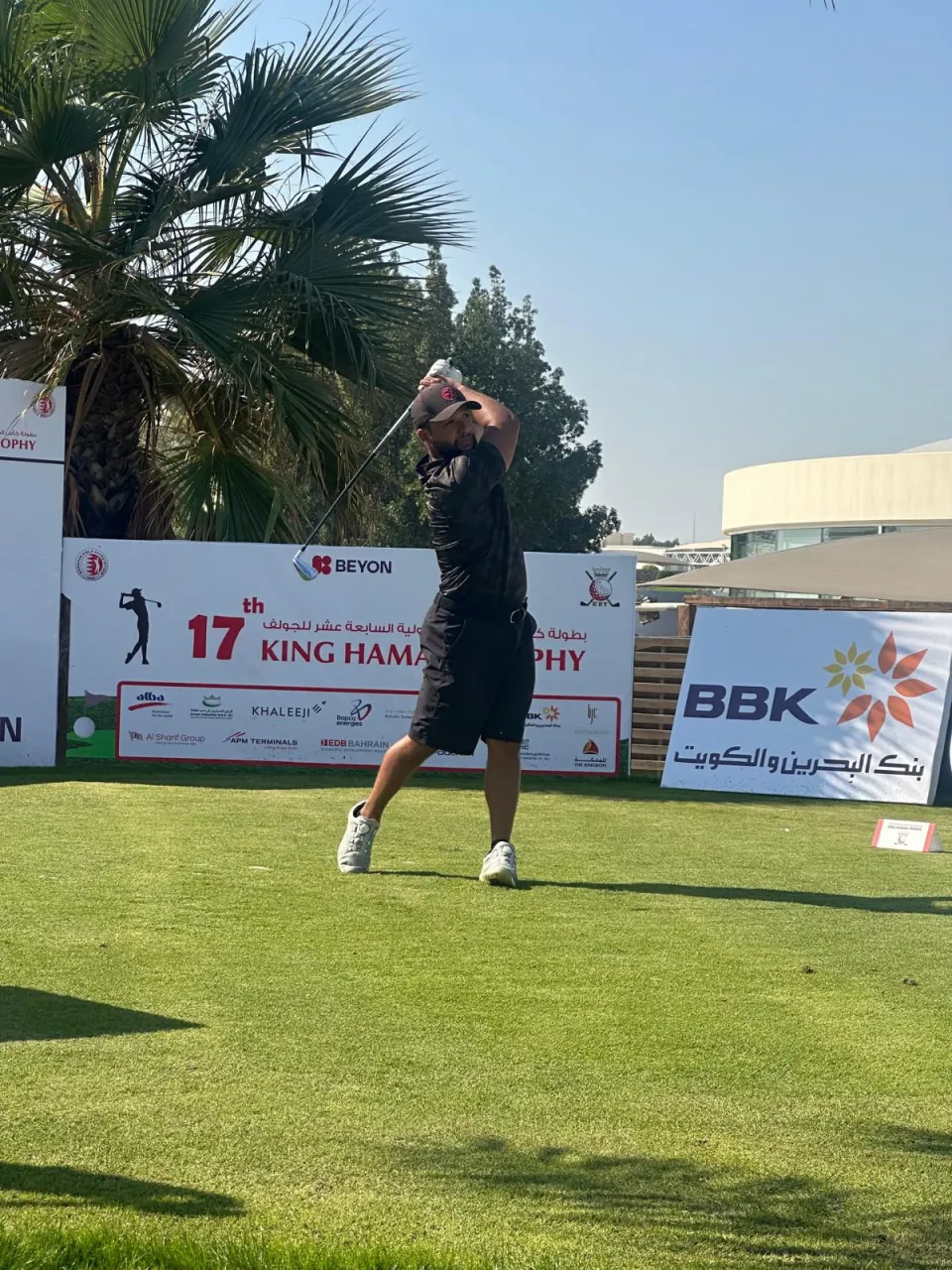 على ملاعب النادي الملكي للجولف (رفاع فيوز) فعاليات الجولة الأولى لبطولة كأس الملك حمد الدولية للجولف السابعة عشر والتي تستمر حتى 29 نوفمبر الجاري، ويُشارك في منافستها عدد كبير من اللاعبين الدوليين المحترفين من أصحاب التصنيف العالمي، تساهم مشاركتهم في مضاعفة الندية والمنافسة بين المشاركين في جولاتها، وتعزيز روح المنافسة بين جميع المشاركين، في ظل الأجواء والجاهزية التي يشهدها ملعب النادي الملكي للجولف، خصوصاً بعد الإعلان خلال النسخ السابقة عن حصول بطل البطولة على دعوة للمشاركة في بطولة البحرين العالمية الثالث