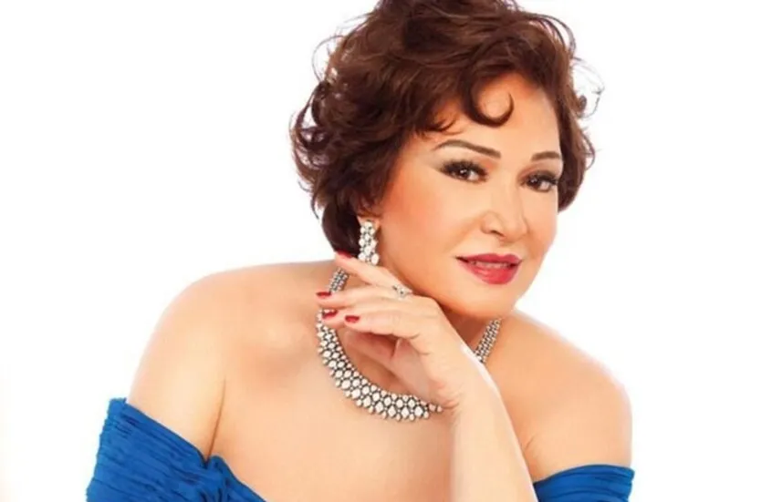 لبلبة تصنع لحظة طريفة في مهرجان البحر الأحمر: "مفيش بوس.. مراتك تزعل!"