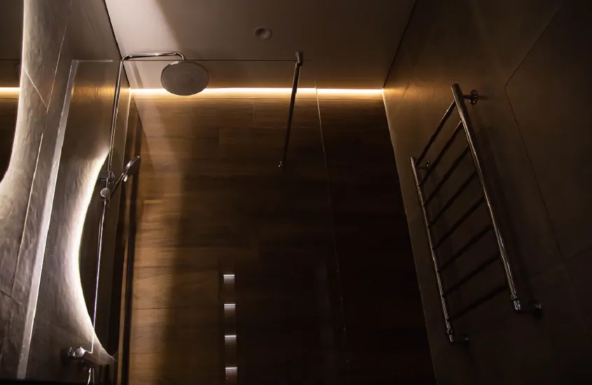 دراسة: الاستحمام في الإضاءة الخافتة يعزز النوم الجيد ويقلل الأرق