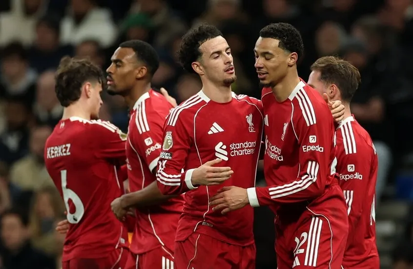 ليفربول يهزم توتنهام 2-1 في غياب صلاح ويصعد للمركز الخامس بالدوري الإنجليزي