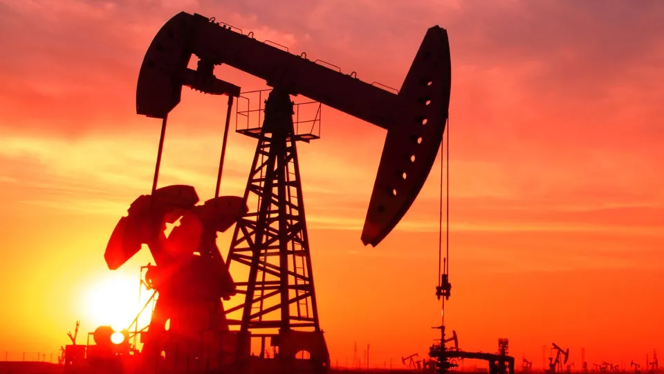 النفط يحوم قرب أعلى مستوياته في أسبوعين وسط توقعات بخفض الفائدة الأميركية وترقب التوترات الجيوسياسية