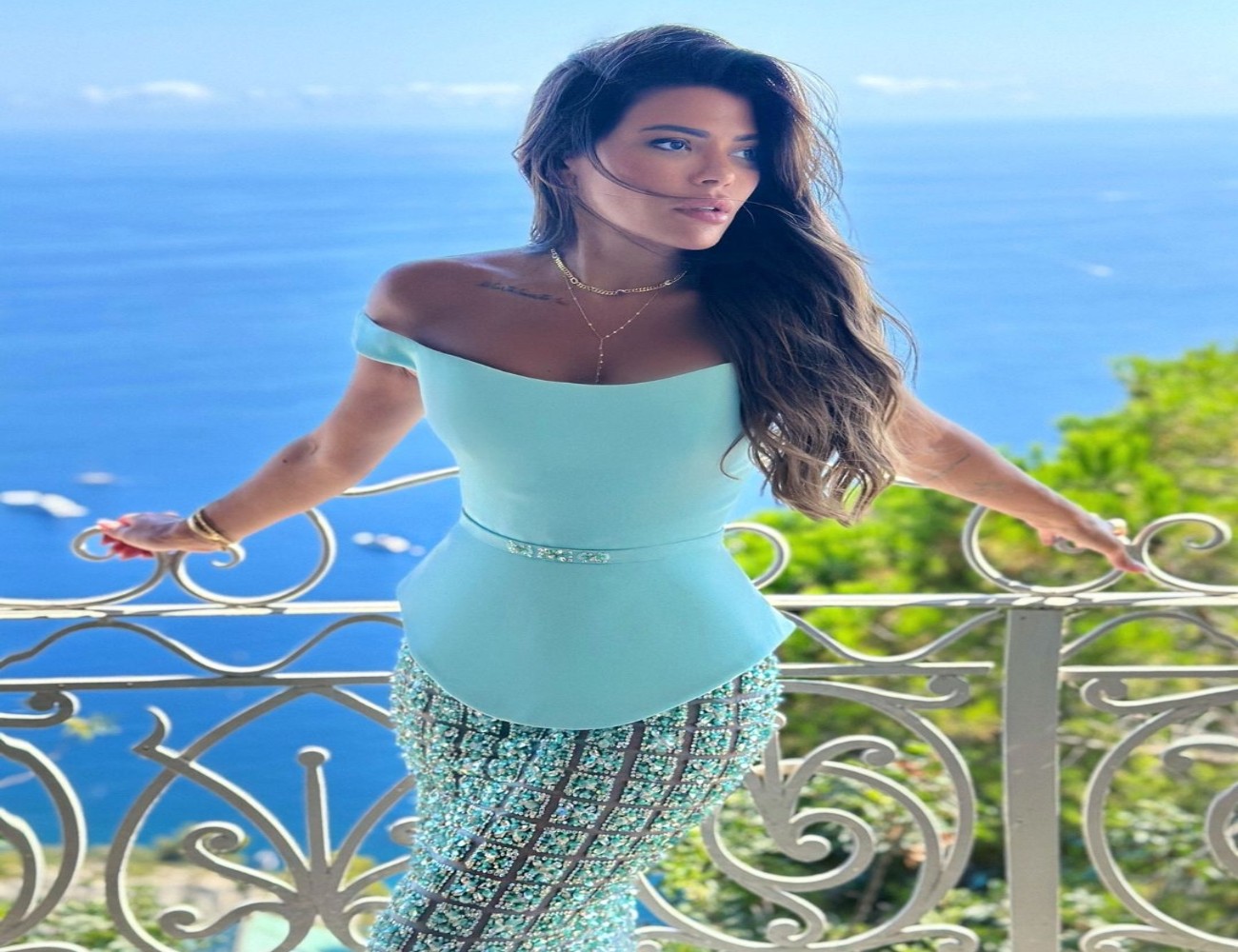 العنود بدر تظهر بإطلالة جديدة تحمل توقيع المصمم اللبناني عدنان محيدلي