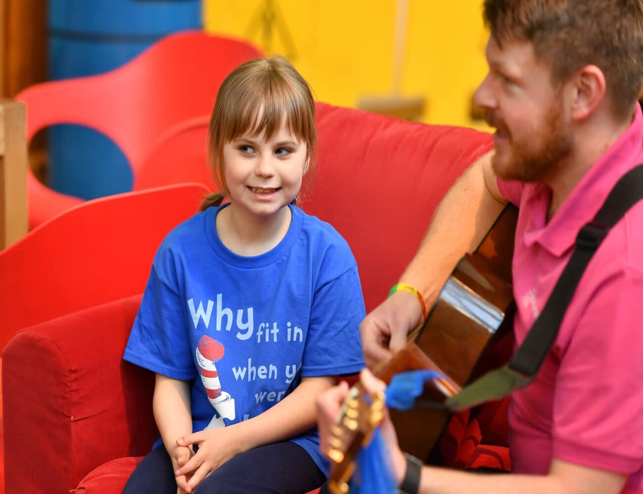 اضطراب طيف التوحد: تحديات التواصل وسلوكيات مميزة عبر مراحل العمر