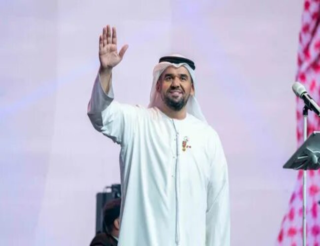 حسين الجسمي يعبر عن الحب والإخاء في اليوم الوطني السعودي. فيديو