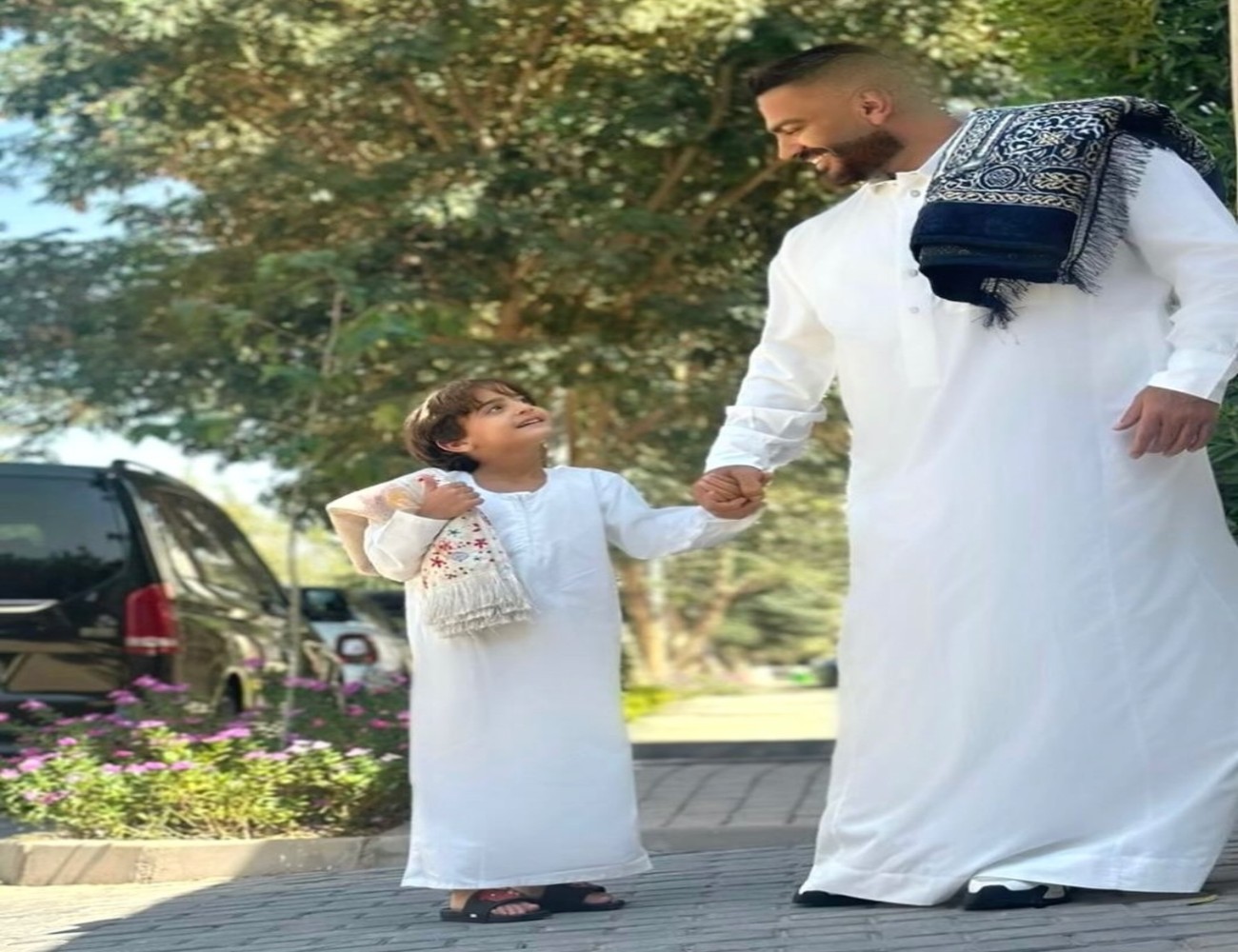 الفنان المصري تامر حسني يثير إعجاب متابعيه بصورة "بعد صلاة الجمعة" 