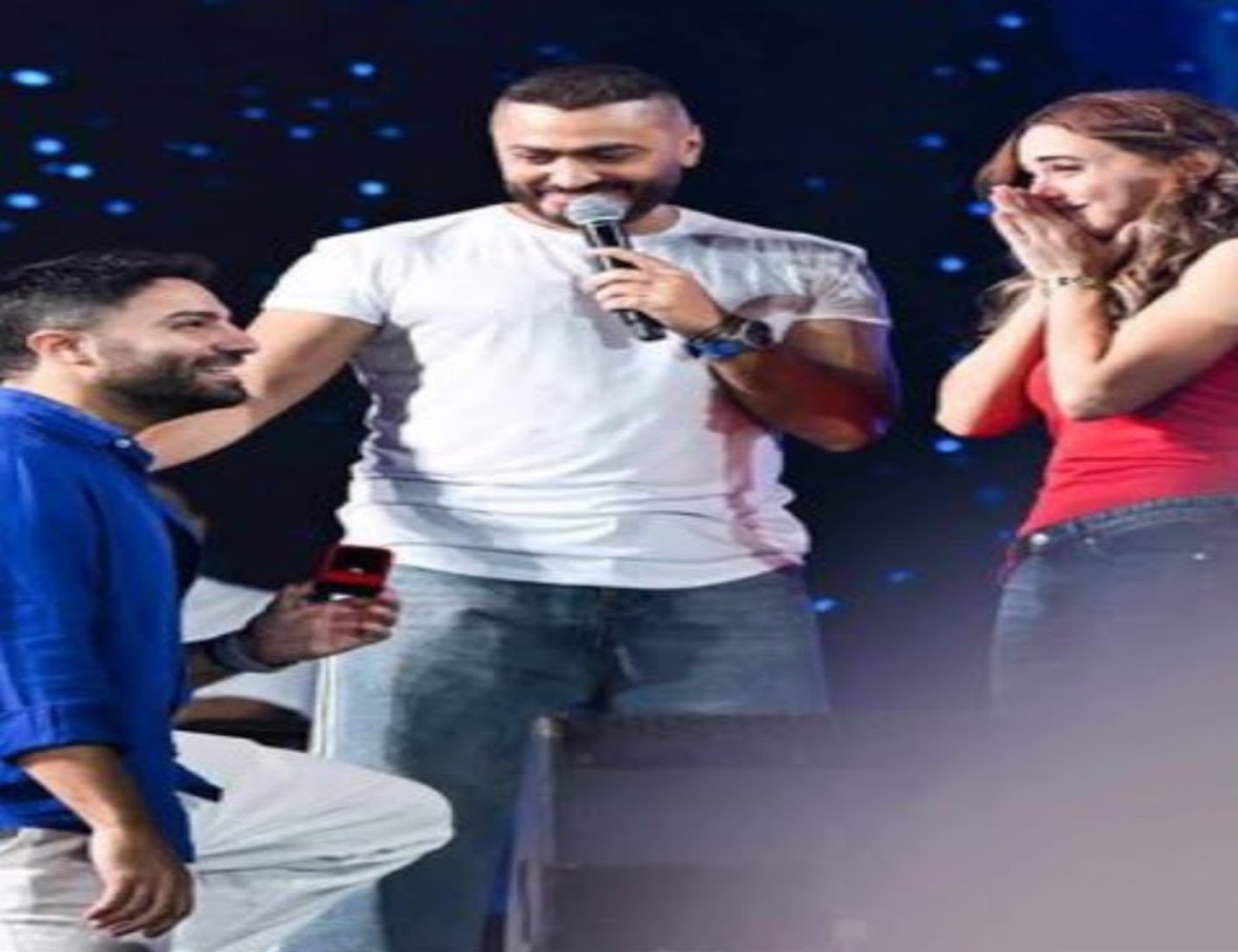 خلال حفل للفنان تامر حسني .. شاب وفتاة يعلنان خطوبتهما على المسرح