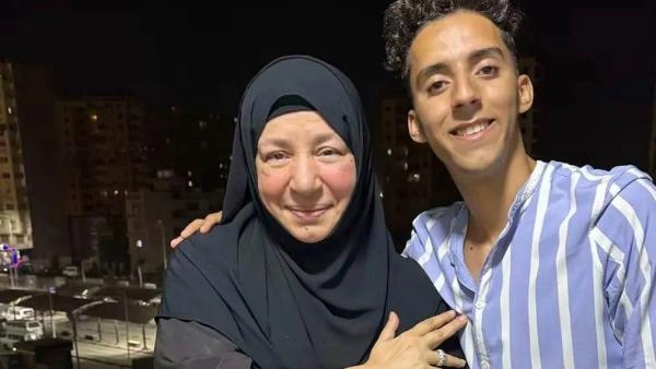 بطريقة عفوية وكلمات صادقة.. أيمن سليم يعيد عبلة كامل إلى الأضواء من جديد