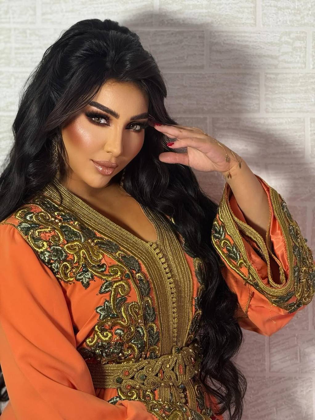 دنيا بطمة تفاجئ جمهورها بإطلالة رياضية جديدة