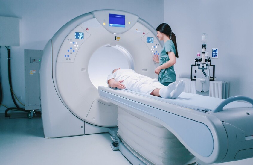 وفاة رجل في نيويورك بعد أن جذبه جهاز الرنين المغناطيسي بسبب سلسلة معدنية