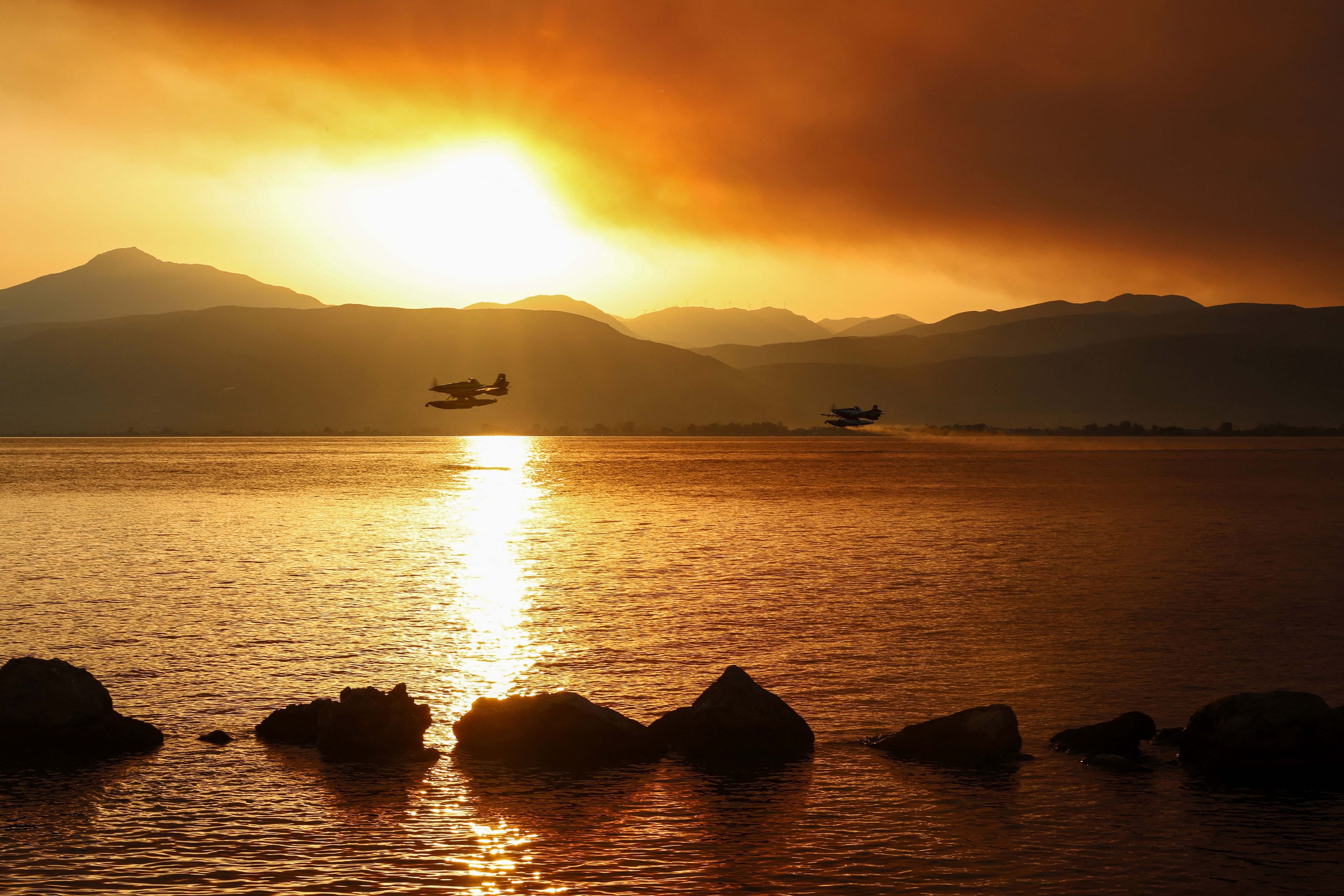 حريق غابات ضخم غرب أثينا يدفع إلى إخلاء قرى في منطقة كورنث