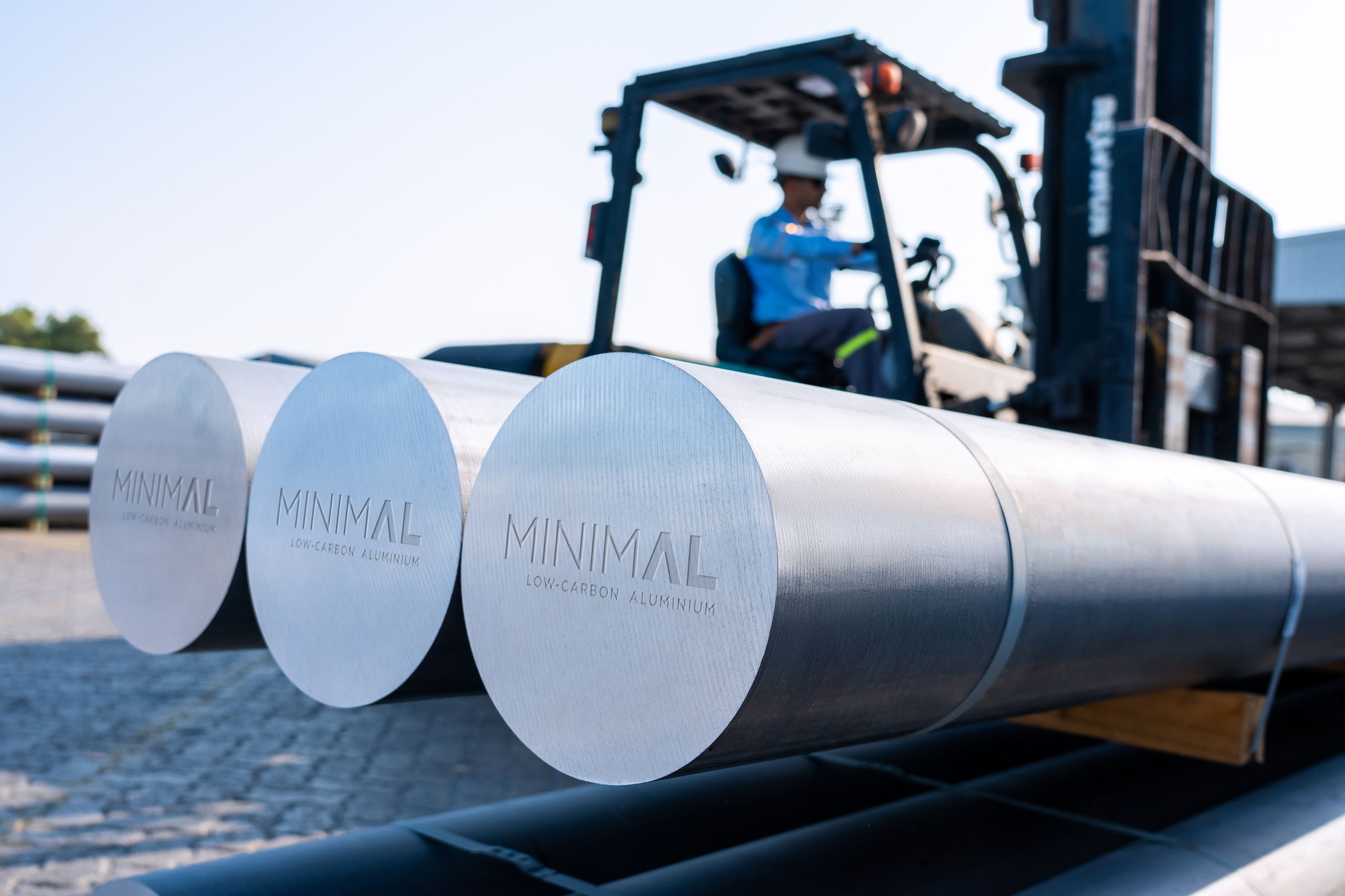"الإمارات العالمية للألمنيوم" تسلّم أول شحنة من "مينيمال" منخفض الكربون إلى مصر