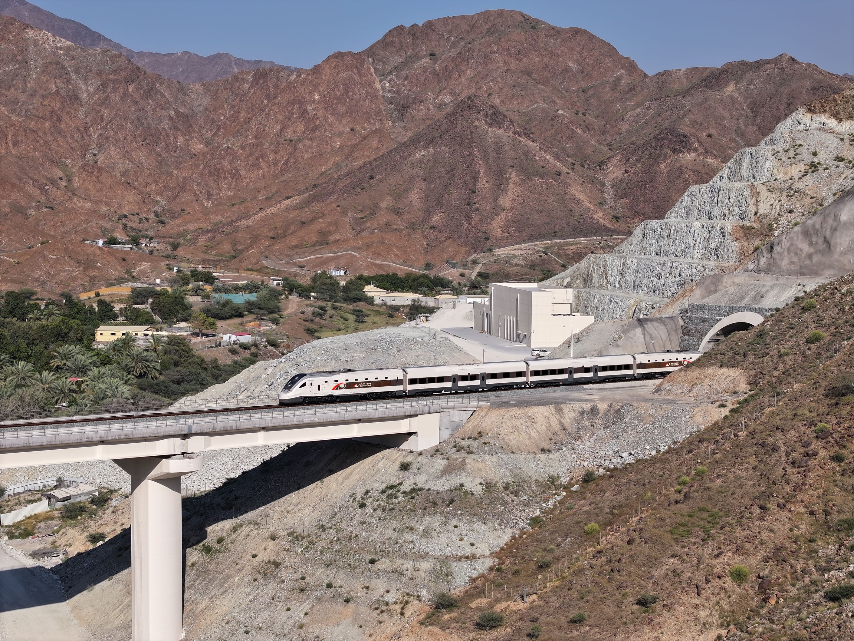 محمد بن راشد: قطار الاتحاد شريان اقتصادي للإمارات