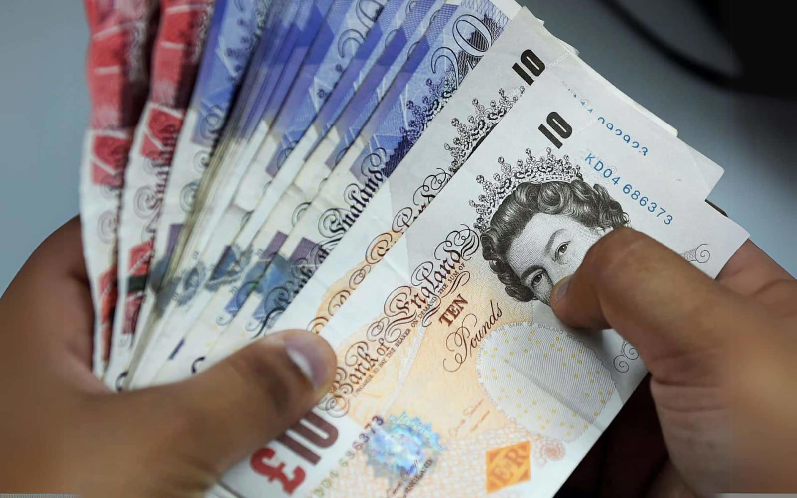 الجنيه الإسترليني يواصل مكاسبه أمام الدولار واليورو في جلسة تداول إيجابية