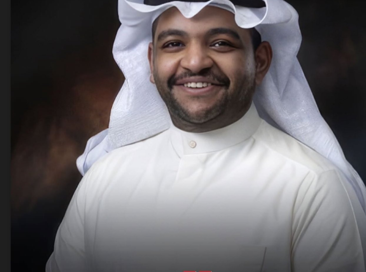 الفنان الكويتي «خالد المظفر» في المستشفى بعد تعرضه لوعكة صحية على المسرح