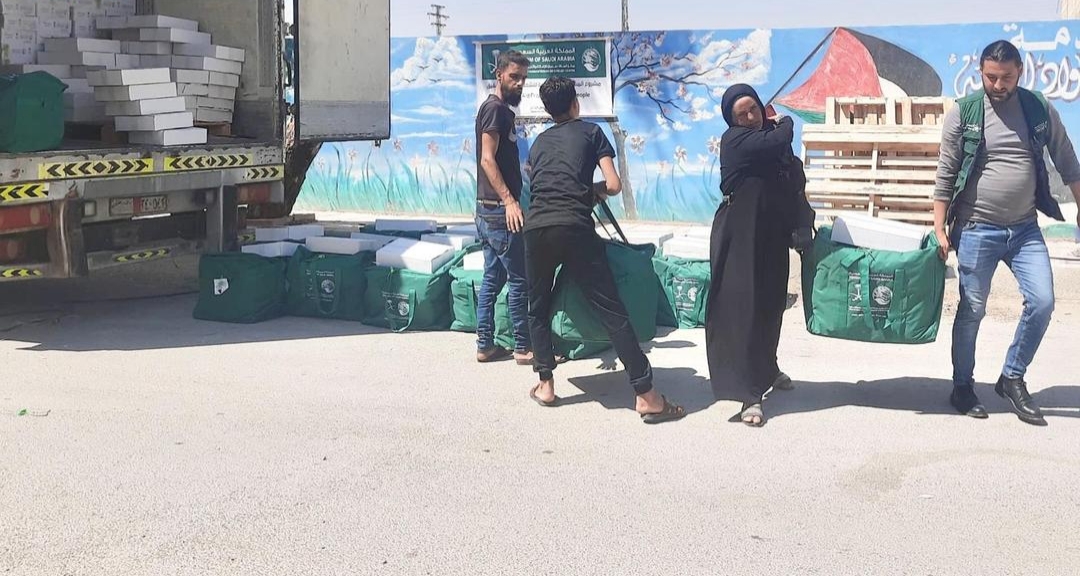 مركز الملك سلمان للإغاثة يقدم مساعدات غذائية للنازحين السوريين في درعا