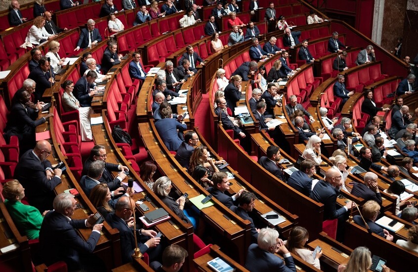 عجز الموازنة الفرنسية يتراجع إلى 100.4 مليار يورو في النصف الأول من 2025