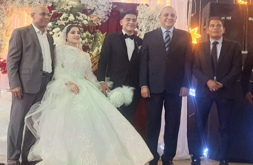 محافظ الغربية يهدى باقة ورد نيابة عن السيسي لشاب انتصر على السرطان في زفافه