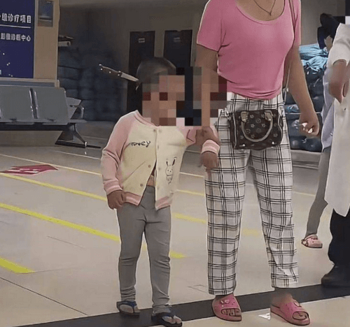 أطباء صينيون ينجحون في إزالة سكين من رأس طفلة ثلاثية الأعوام