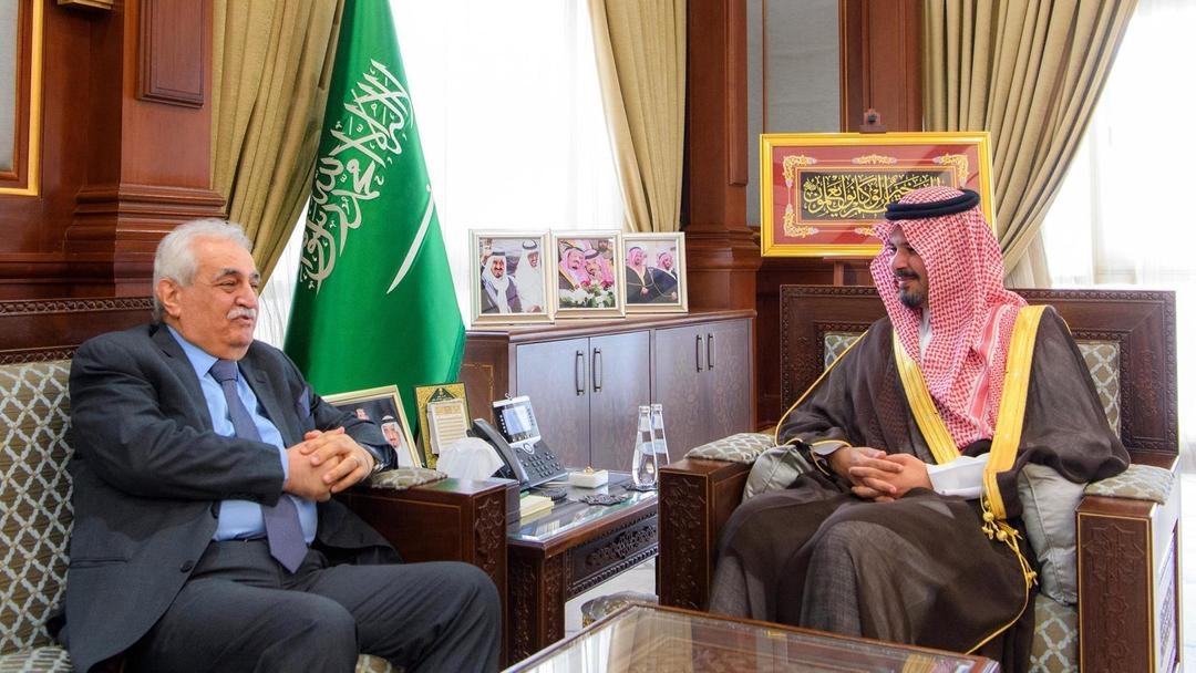 السعودية: أمير المدينة المنورة يودع القنصل الفلسطيني في لقاء وديّ بالإمارة