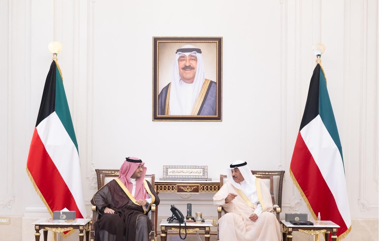 ولي العهد الكويتي يستقبل الوزير السعودي في قصر بيان لتعزيز الروابط الأخوية