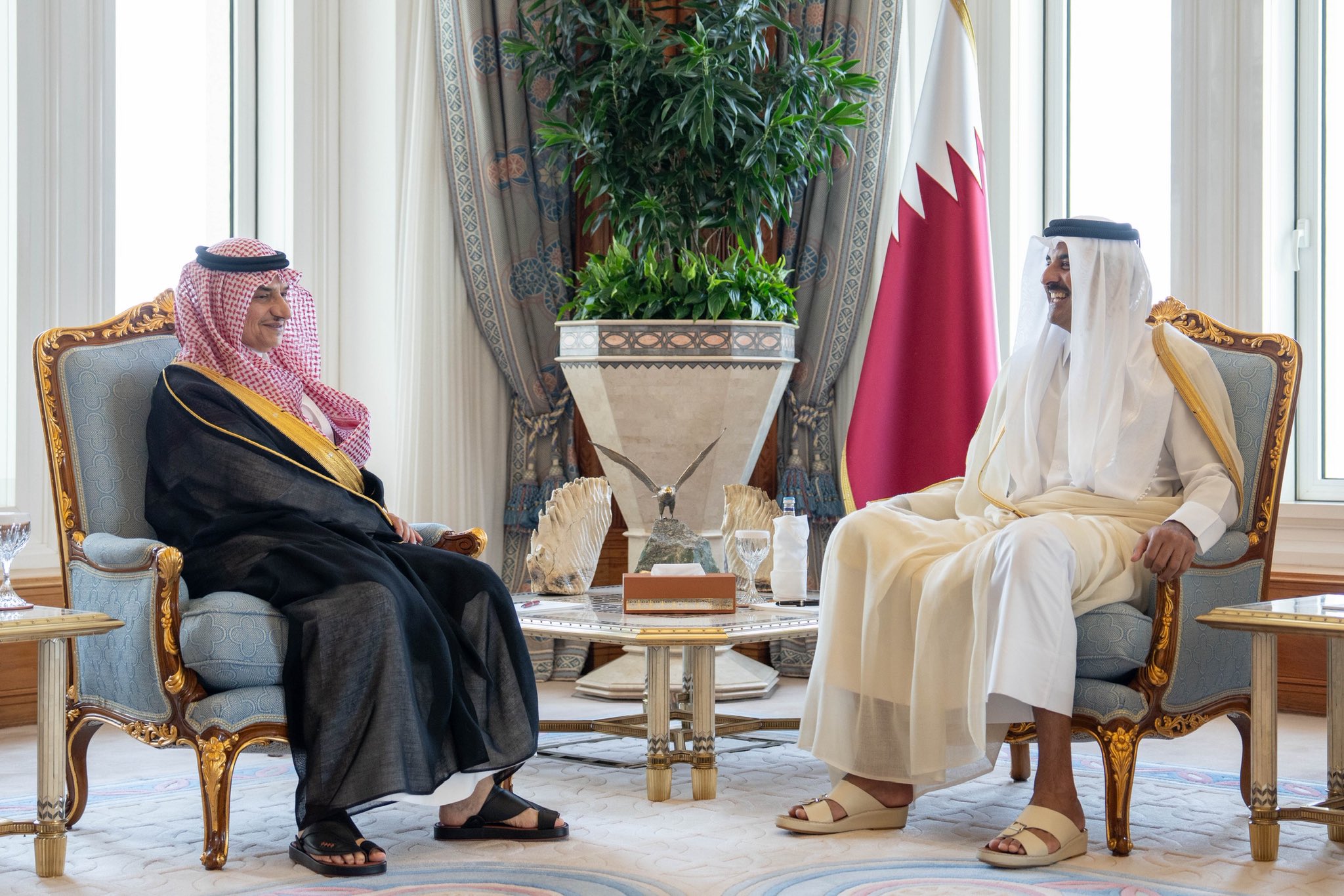 أمير قطر يكرم السفير السعودي بوسام الوجبة في ختام مهامه الدبلوماسية