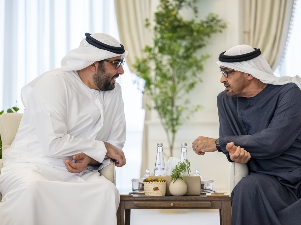 رئيس دولة الإمارات يلتقي حاكم القيوين ليعزز التماسك الإماراتي بين القيادات