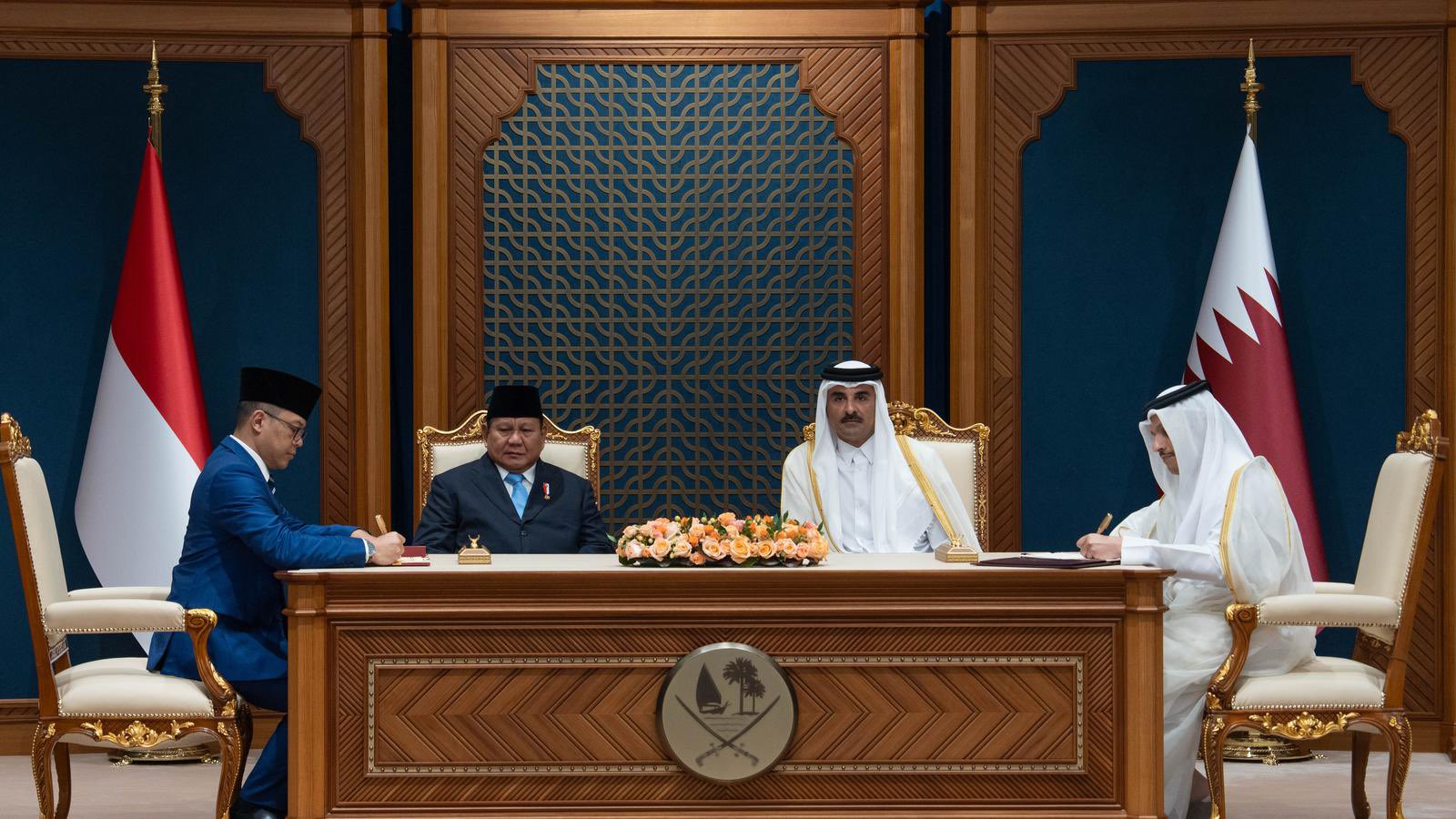 قمة دبلوماسية استراتيجية: أمير قطر يستقبل الرئيس الإندونيسي في الدوحة
