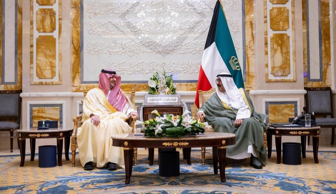 أمير الكويت يستقبل الأمير عبدالعزيز بن سعود في لقاء رسمي لتعزيز التعاون الثنائي