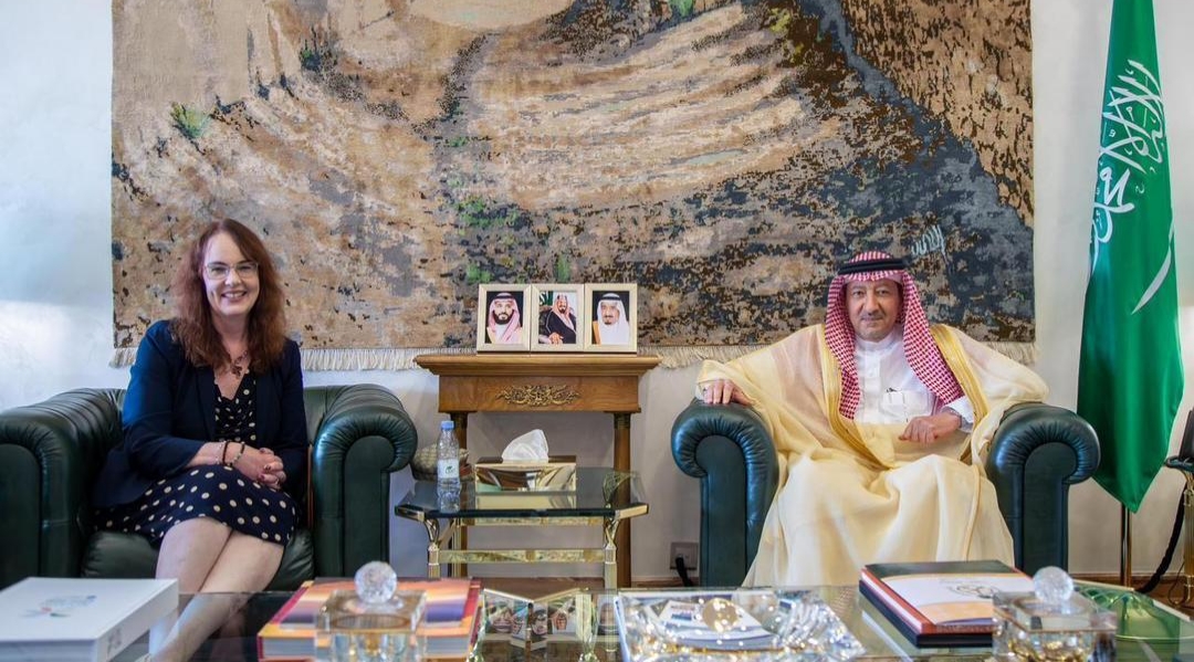 نائب وزير الخارجية السعودي يبحث العلاقات المشتركة مع السفارة الأمريكية