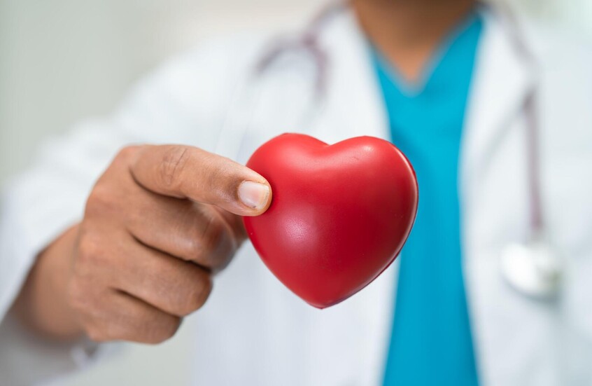 وأشارت المجلة إلى أن العلماء، وخلال الدراسة، قاموا بتحليل بيانات أكثر من 21 ألف شخص من البنك الحيوي البريطاني، حيث درسوا حالة القلب والشرايين لديهم، إضافة إلى معدلات السمنة. وتوصل الباحثون إلى أن الوزن الزائد ليس العامل الوحيد المؤثر في شيخوخة القلب، بل يلعب توزع الدهون في مناطق الجسم المختلفة دورا حاسما.  واستخدم العلماء تقنيات التعلم الآلي والذكاء الاصطناعي لتقدير ما يُعرف بـ "العمر القلبي" للشخص، أي الفرق بين عمره الفعلي وحالة قلبه وأوعيته الدموية. وأظهرت النتائج أن الدهون الحشوية (المحيطة بالأعضاء الداخ