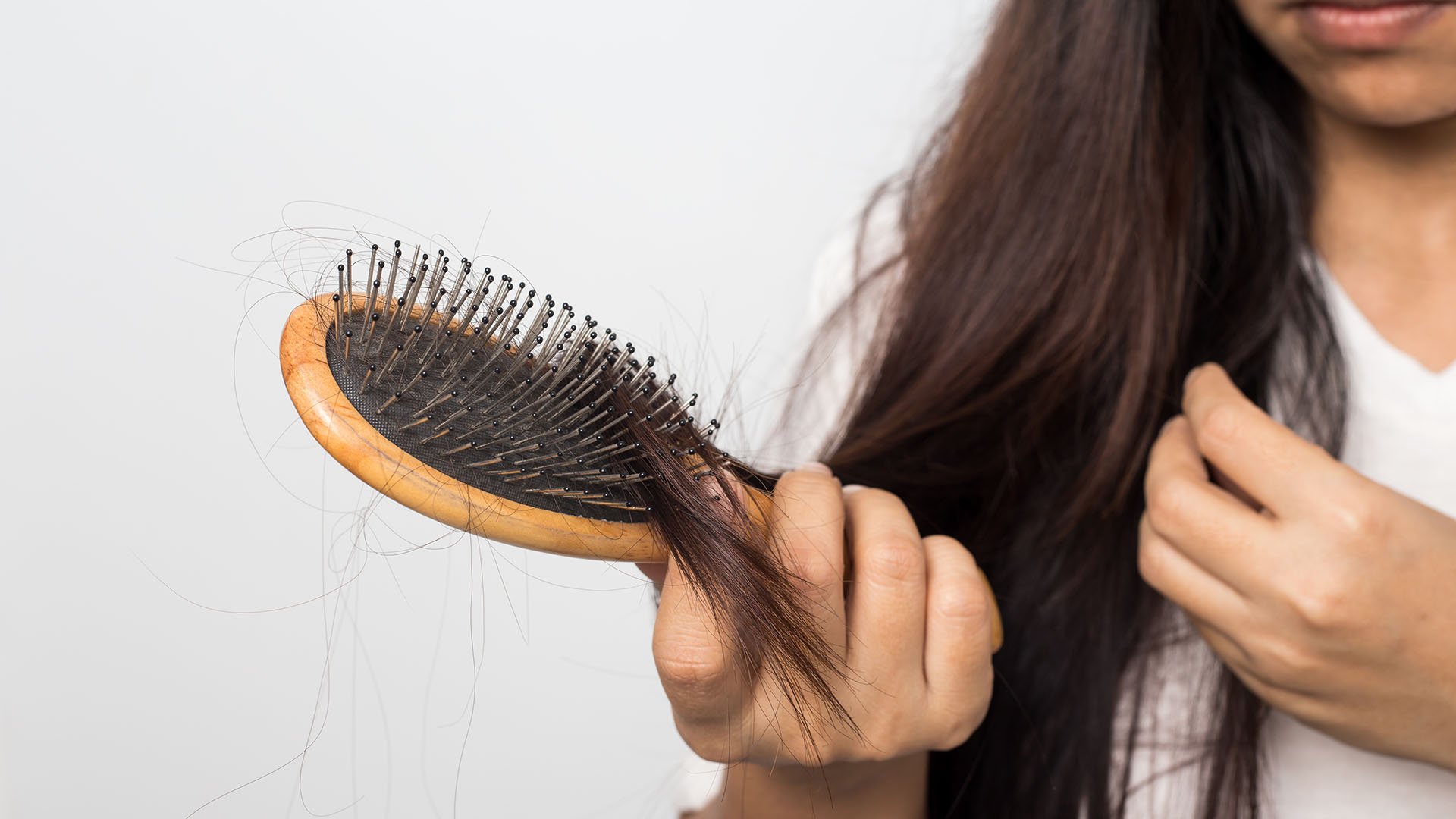 لماذا يزداد تساقط الشعر