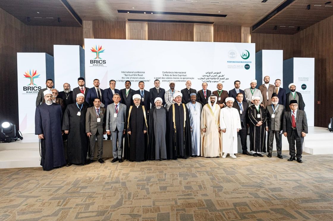 شاركت جامعة محمد بن زايد للعلوم الإنسانية، في أعمال المؤتمر الدولي "دور القيم الأخلاقية في التقارب بين الشعوب والقارات"، الذي انعقد في مدينة ريو دي جانيرو البرازيلية يومي 4 و5 سبتمبر الجاري، بمشاركة نخبة من العلماء والقيادات الدينية والفكرية من دول العالم المختلفة، وذلك في إطار قمة "بريكس" للحوار الديني.  وألقى سعادة الدكتور خليفة مبارك الظاهري، مدير الجامعة، كلمة رئيسية أعرب في مستهلها عن شكره للمؤسسات المنظمة والرعاة على جهودهم في تعزيز قيم الحوار والتعايش، مؤكداً أن اللقاء يشكل فرصة تاريخية لتجديد الدعوة
