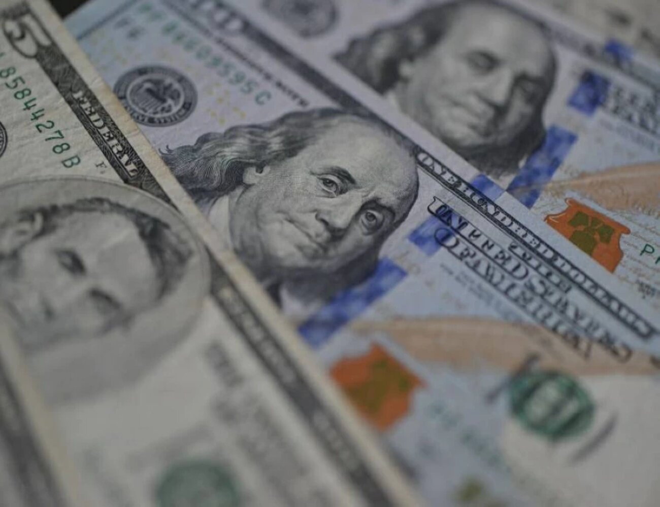  الدولار يستقر ويقترب من مكاسب أسبوعية مع ترقب بيانات التضخم الأميركي وتوترات التجارة