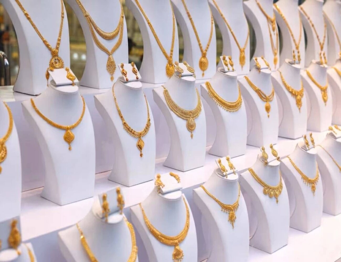 تراجع الذهب في الإمارات مع ارتفاعه عالمياً فوق 4000 دولار