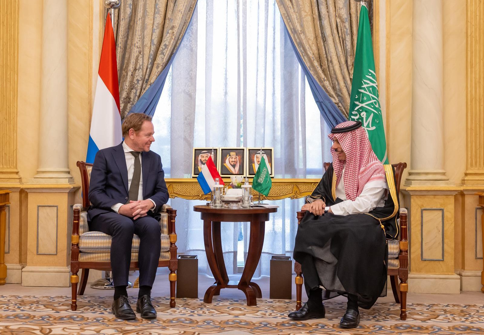 وزير الخارجية يبحث تعزيز التعاون مع نظيره الهولندي في الرياض
