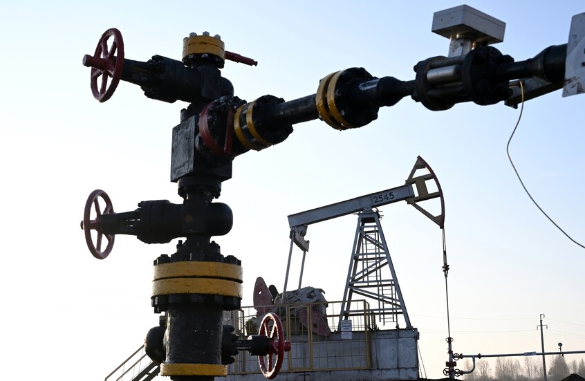 تراجع أسعار النفط بعد صعود قوي بسبب العقوبات على روسيا